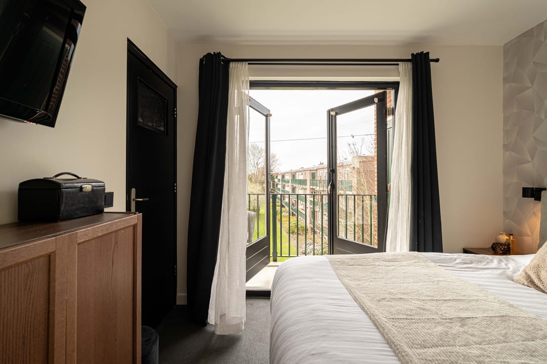 Renovated Apartment with Free View over Schoterbos in Haarlem — 21