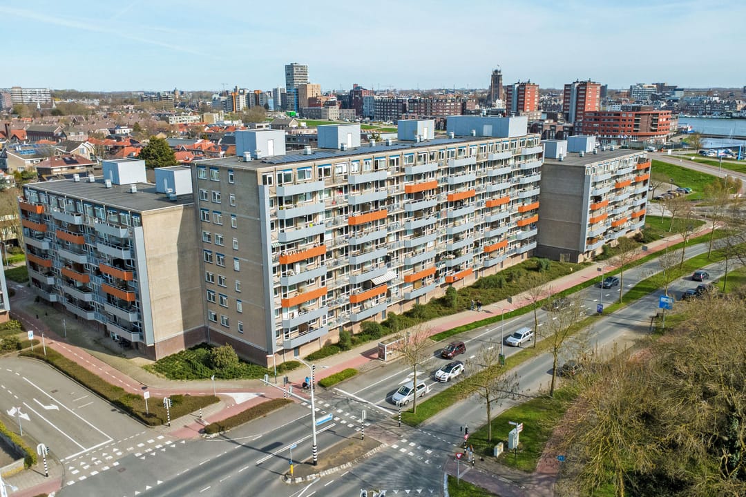 Modern 2-room apartment with sunny balcony and 2 storage units — 26