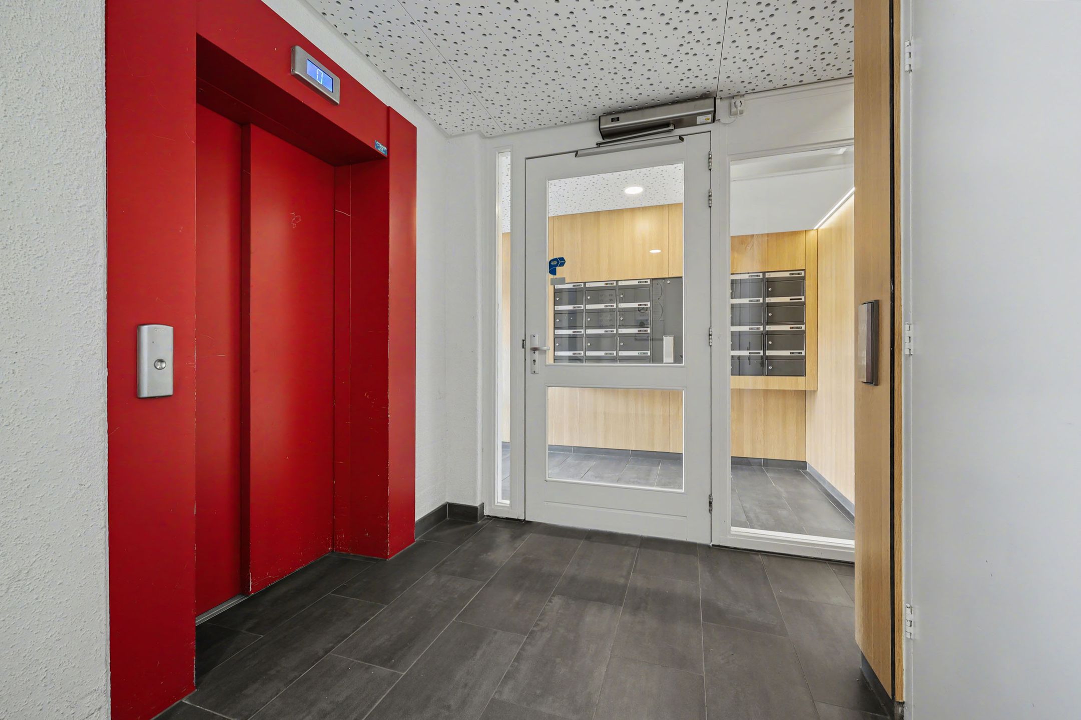 Modern 2-room apartment with sunny balcony and 2 storage units — 24