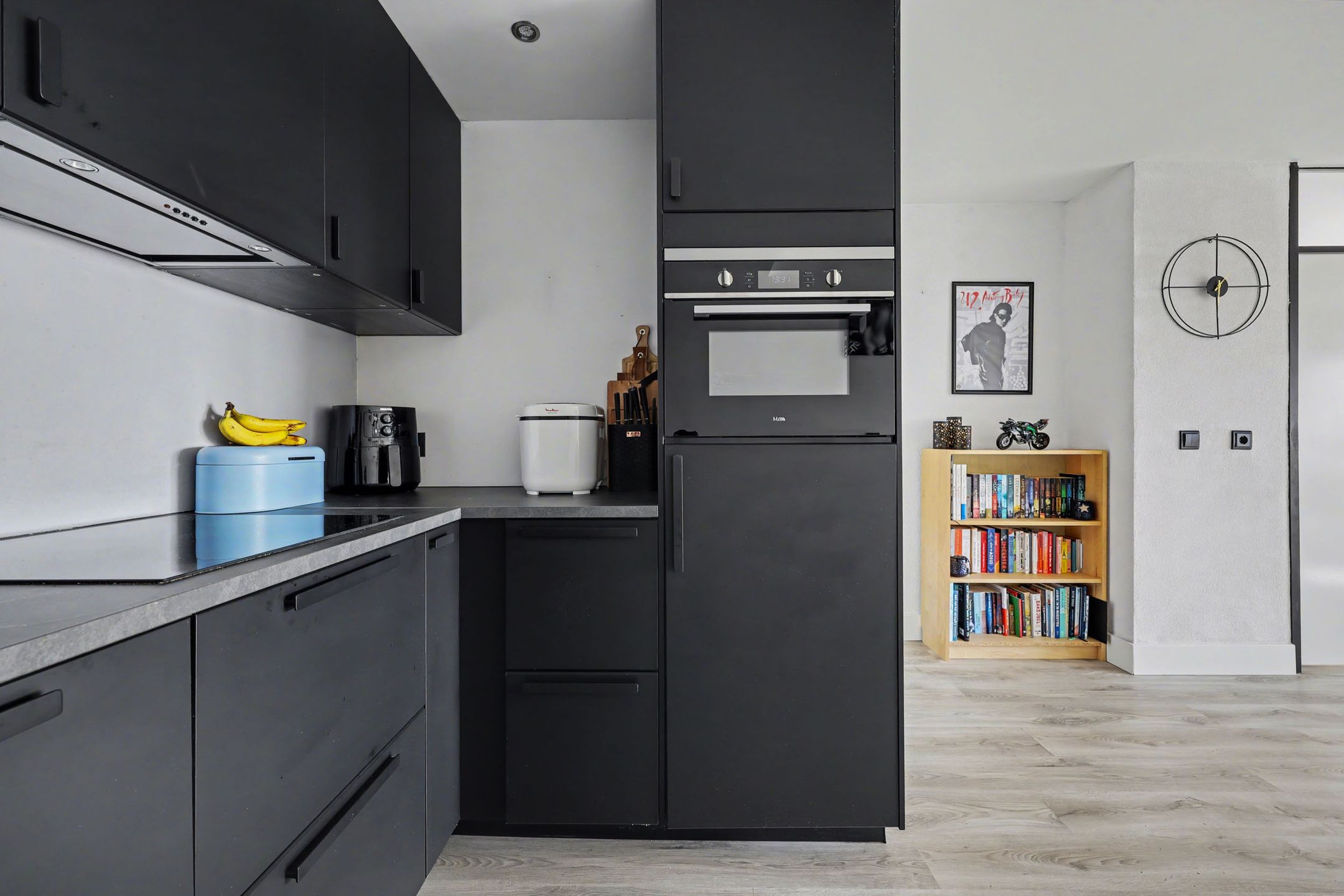 Modern 2-room apartment with sunny balcony and 2 storage units — 12