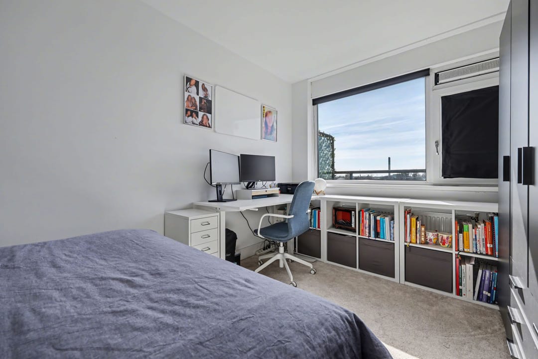 Modern 2-room apartment with sunny balcony and 2 storage units — 13