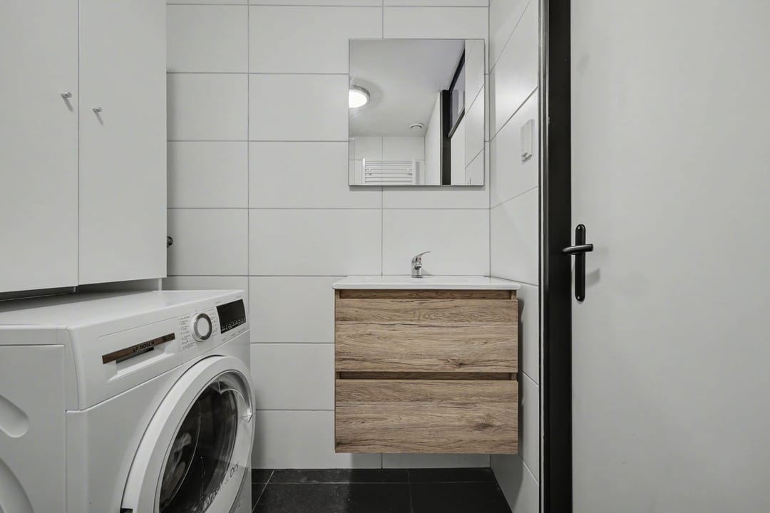 Modern 2-room apartment with sunny balcony and 2 storage units — 16