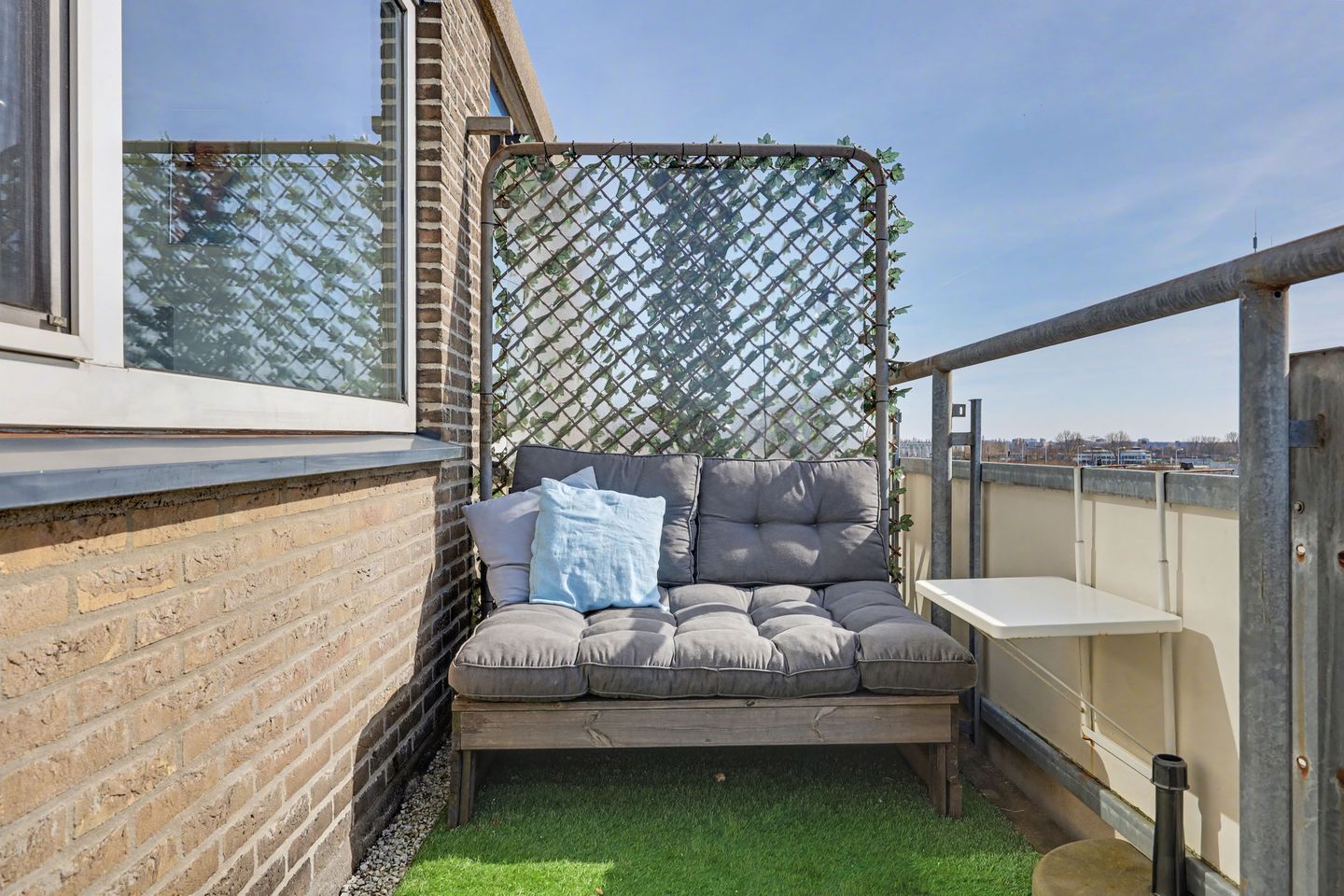Modern 2-room apartment with sunny balcony and 2 storage units — 19
