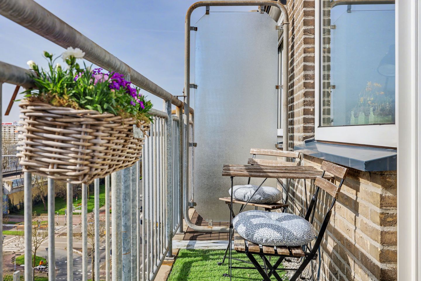 Modern 2-room apartment with sunny balcony and 2 storage units — 20