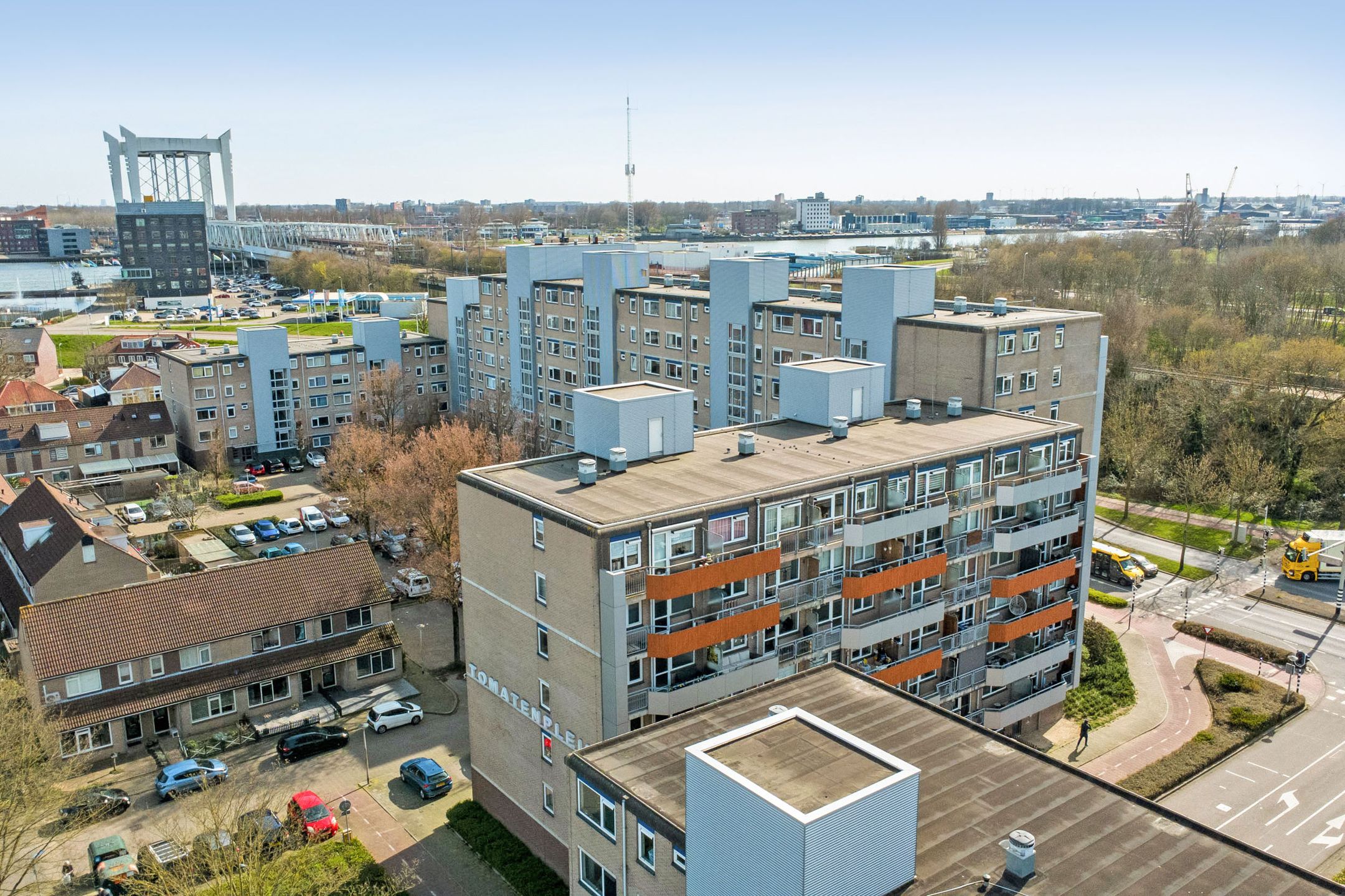 Modern 2-room apartment with sunny balcony and 2 storage units — 27