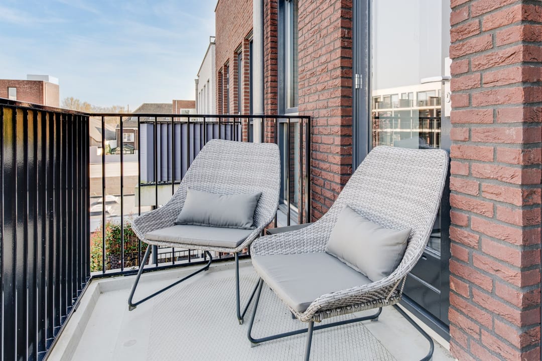 Spacious modern apartment with luxury cooking island in Roermond city center — 13