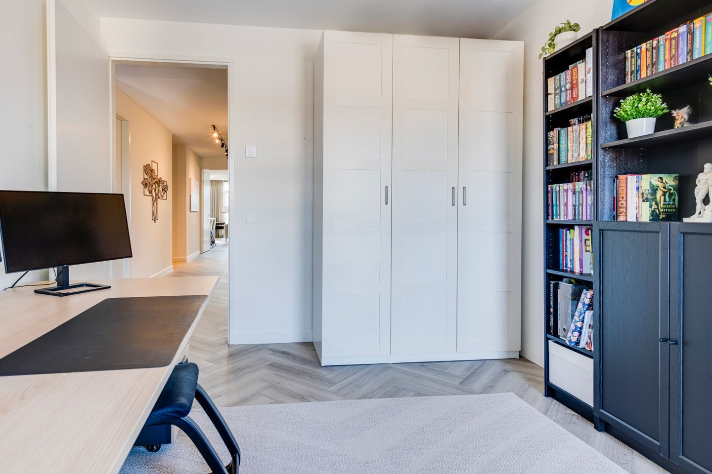 Spacious modern apartment with luxury cooking island in Roermond city center — 19