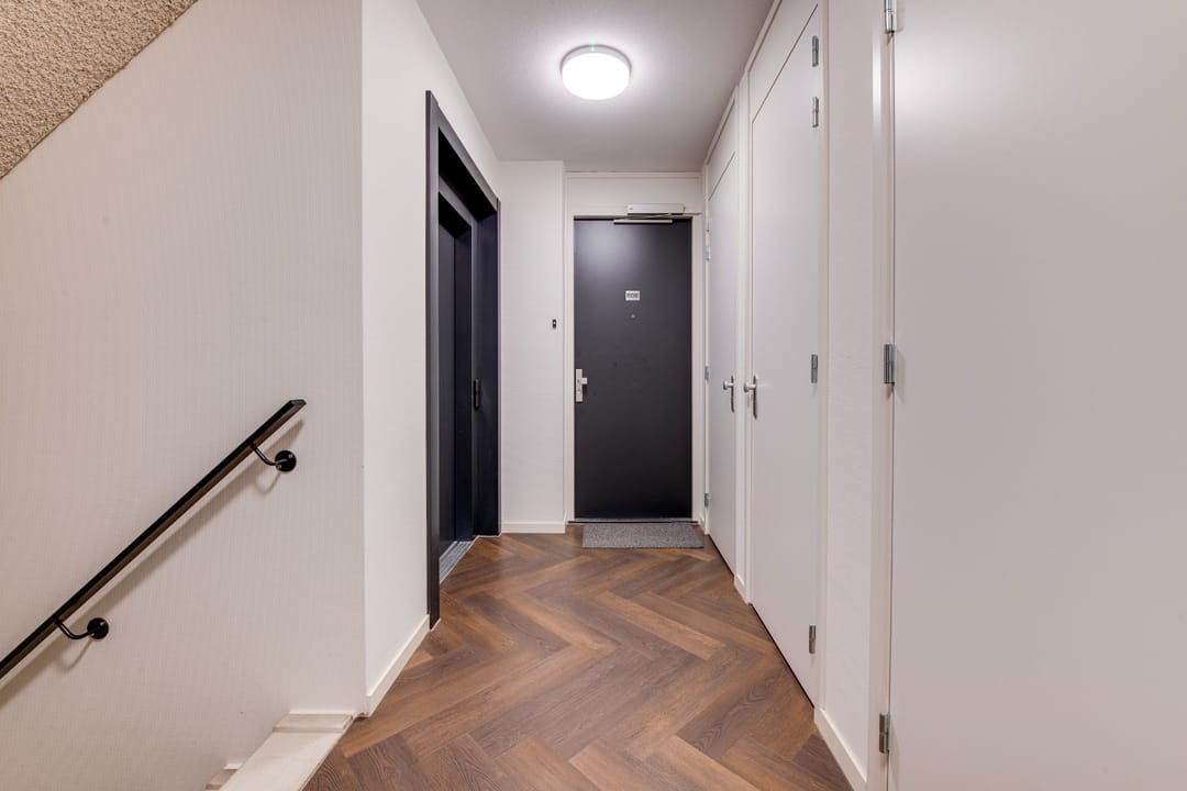 Spacious modern apartment with luxury cooking island in Roermond city center — 23