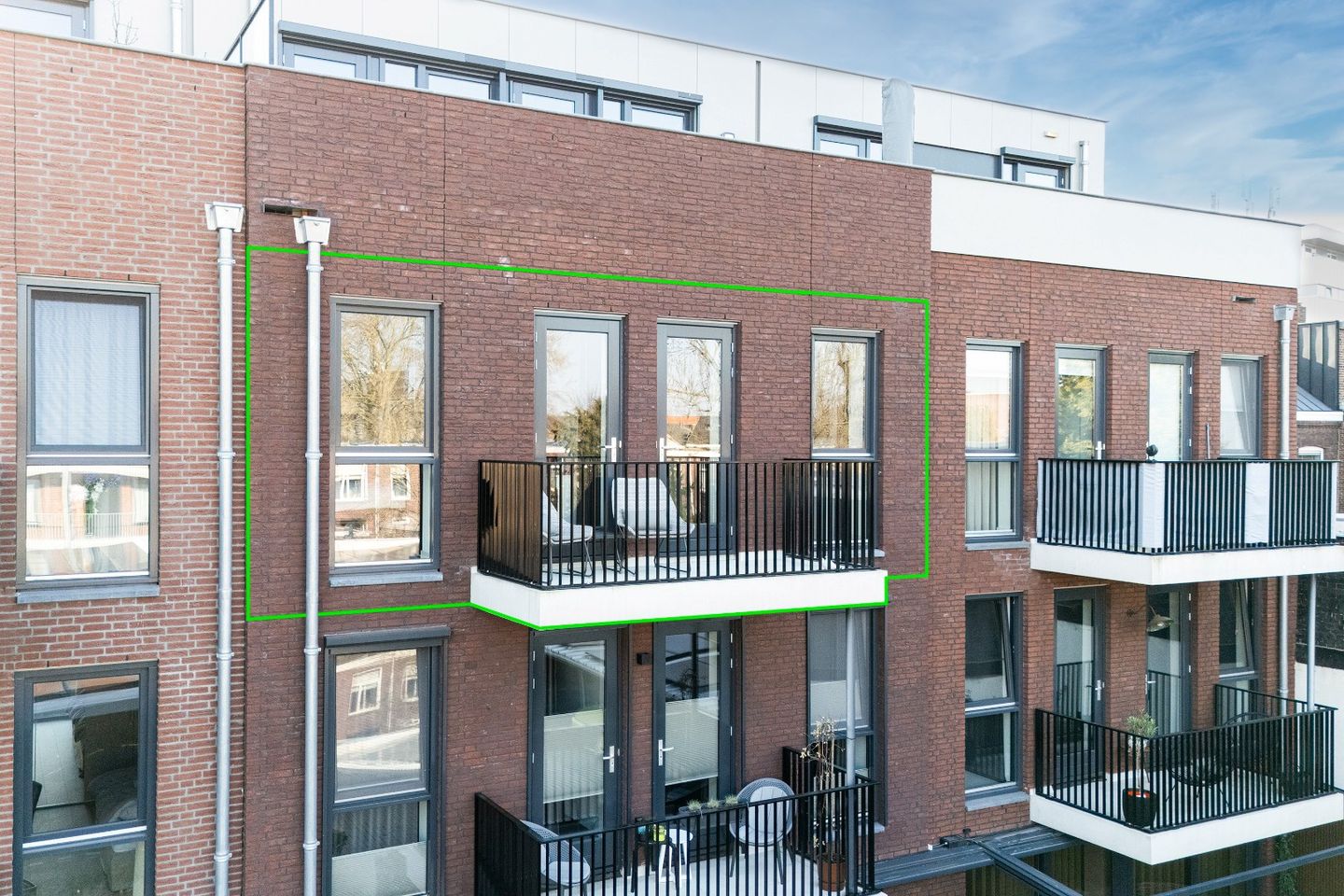 Spacious modern apartment with luxury cooking island in Roermond city center — 25