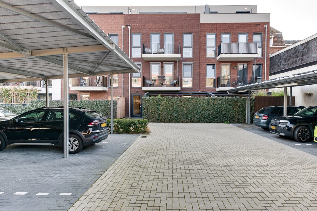 Spacious modern apartment with luxury cooking island in Roermond city center — 26