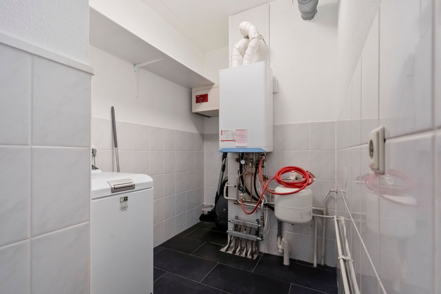 Modern Ground Floor Apartment Near Kijkduin Beach with Private Parking — 26