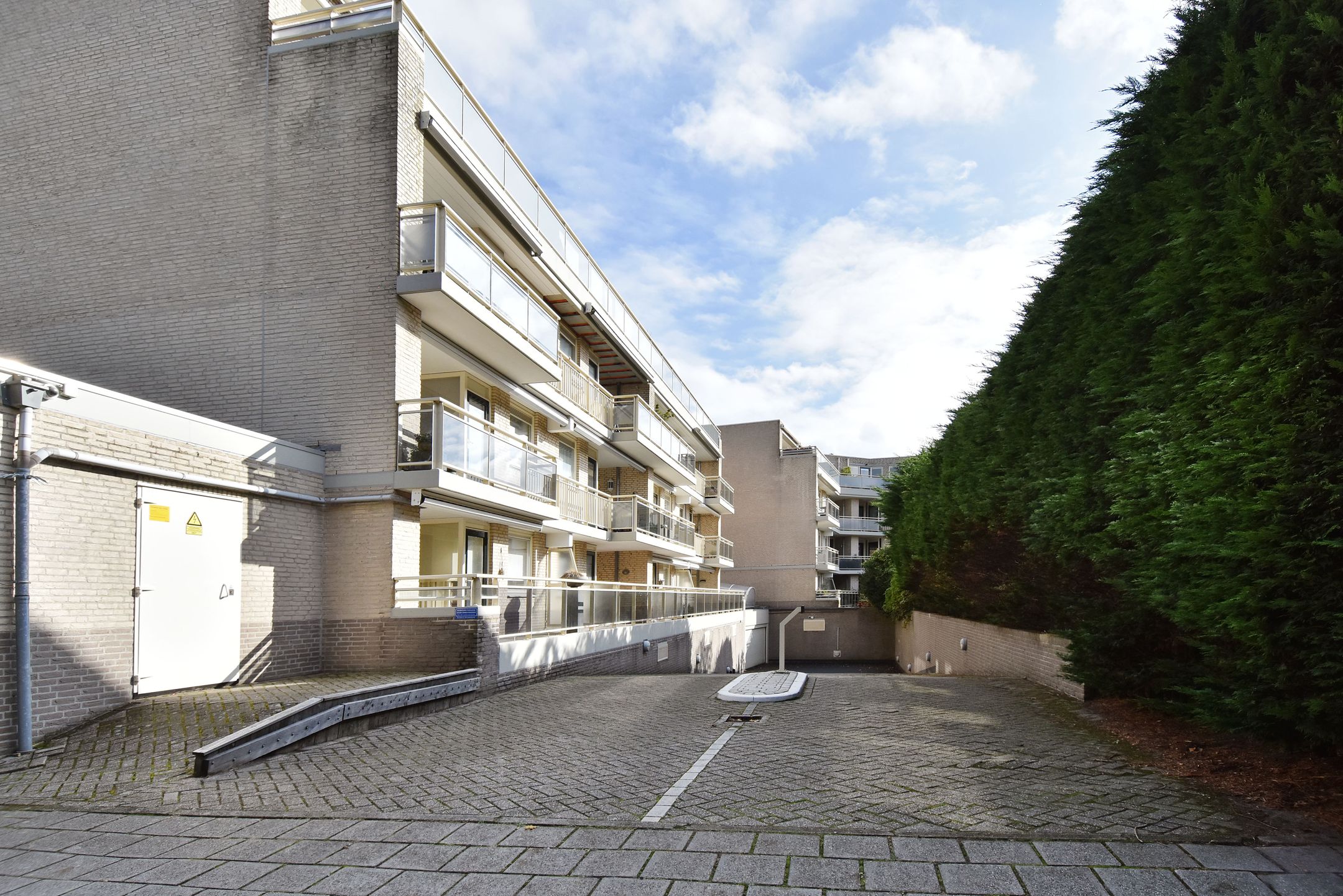 Modern Ground Floor Apartment Near Kijkduin Beach with Private Parking — 27