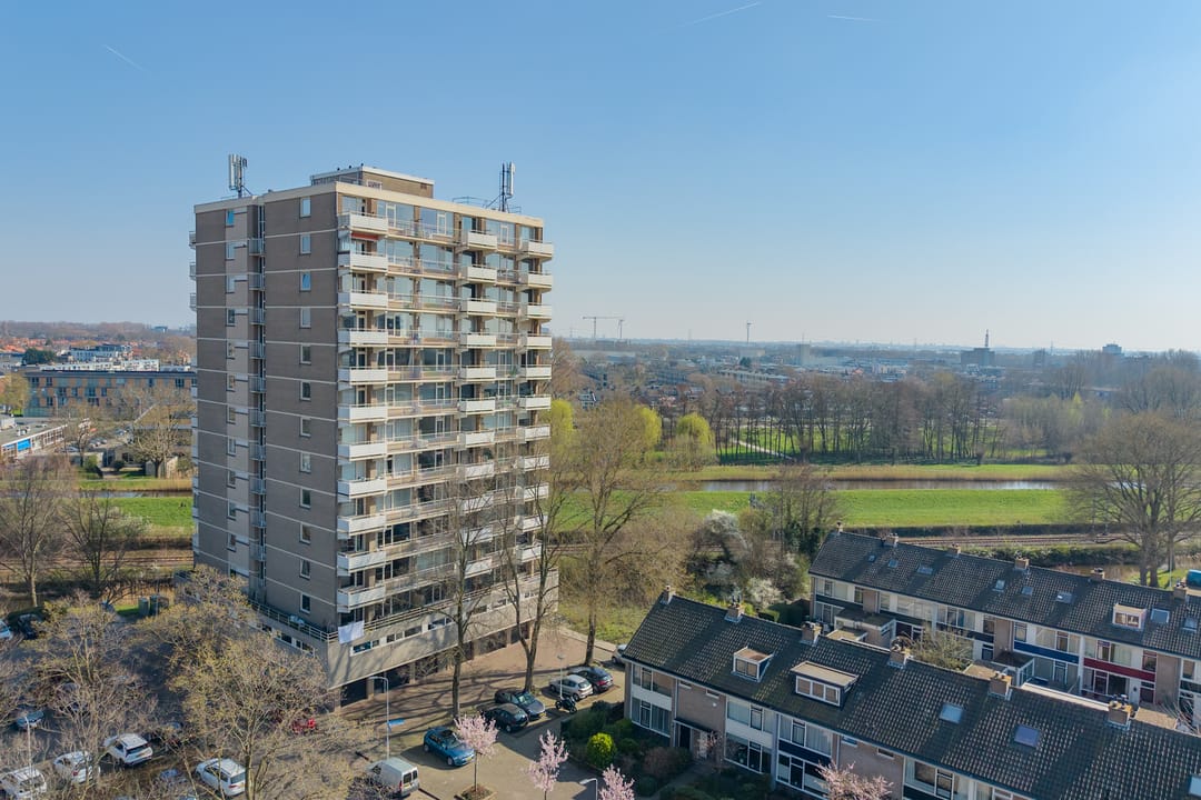 Corner apartment with sunny west-facing balcony in Driemanspolder-Oost