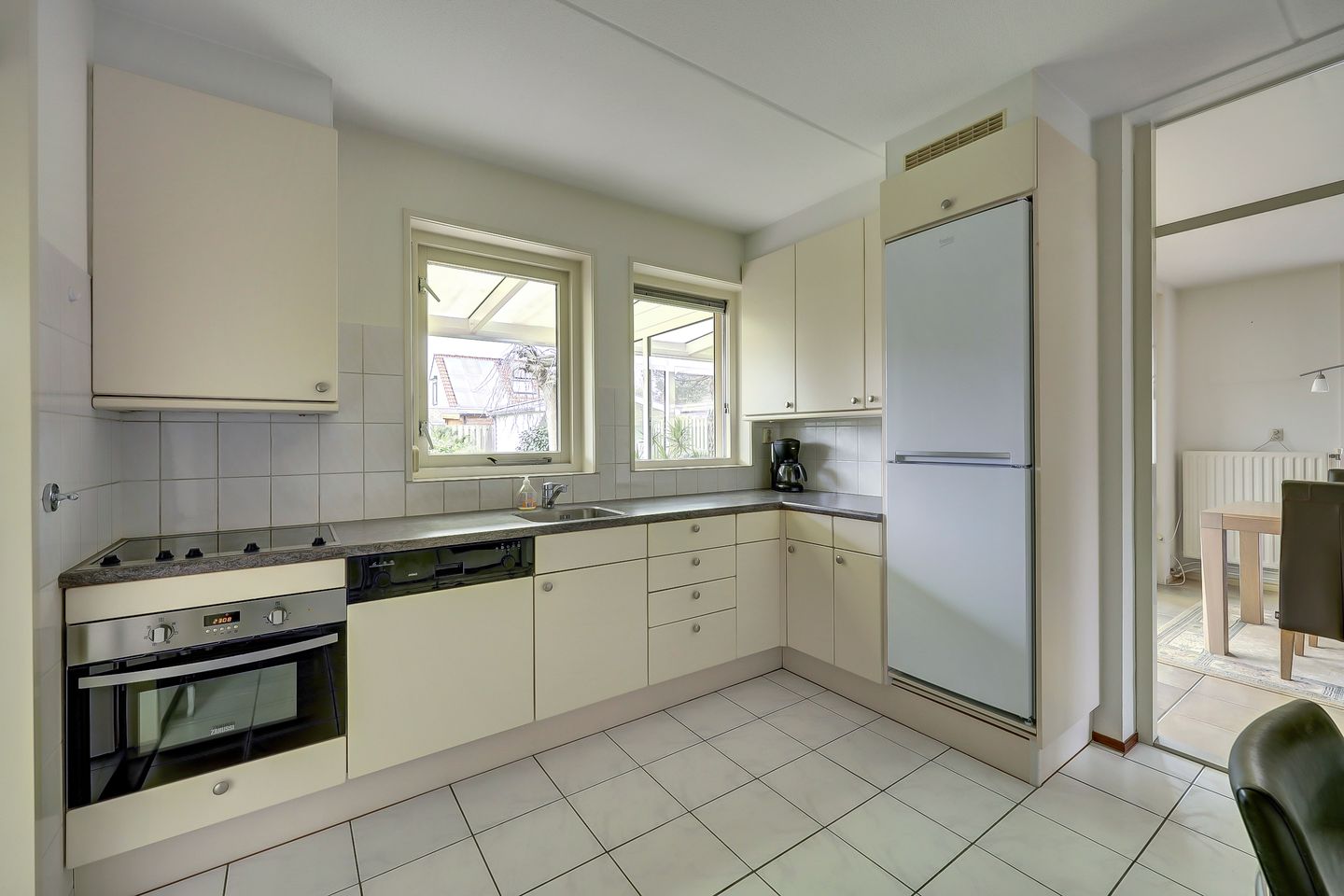 Detached semi-bungalow with ground floor bedroom and sunny garden — 12