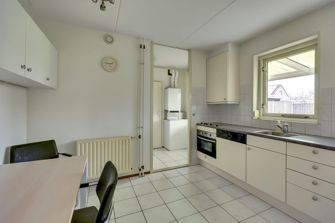 Detached semi-bungalow with ground floor bedroom and sunny garden — 14