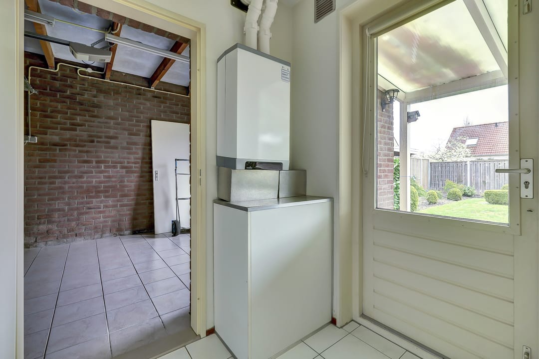 Detached semi-bungalow with ground floor bedroom and sunny garden — 15
