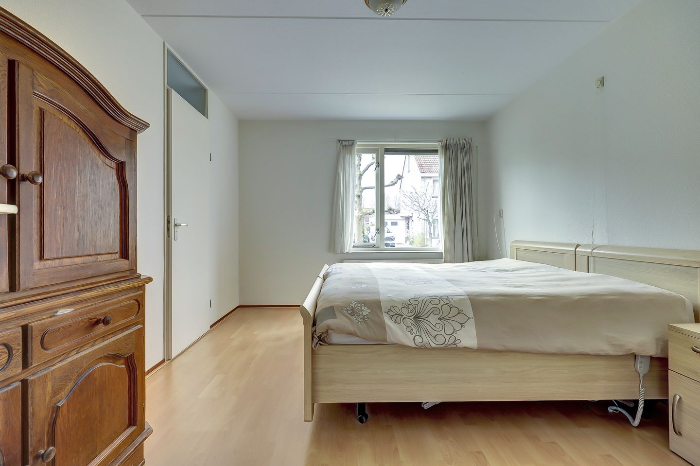 Detached semi-bungalow with ground floor bedroom and sunny garden — 17