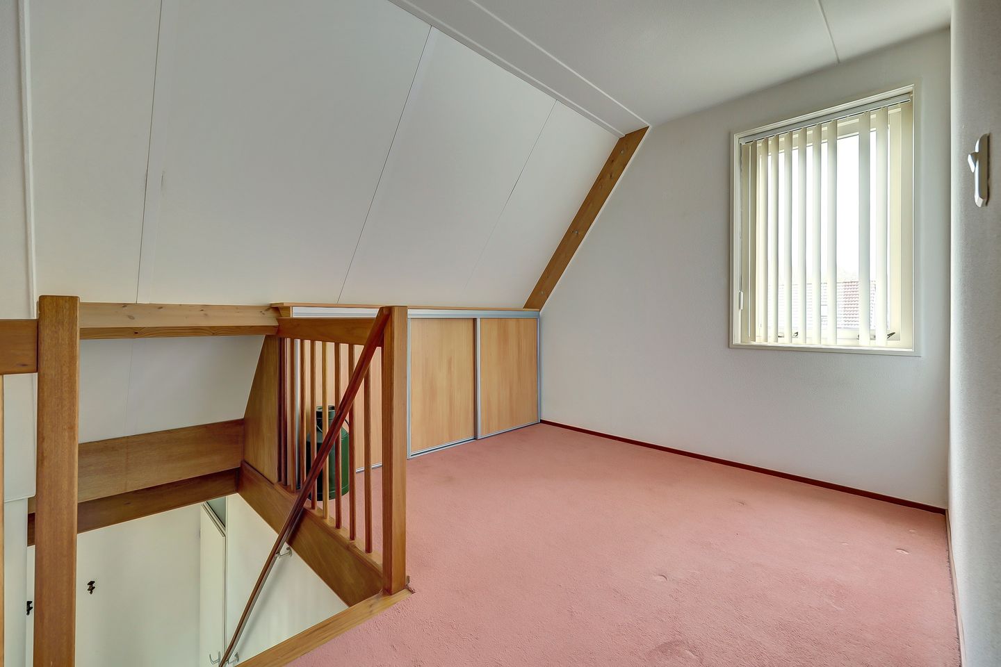 Detached semi-bungalow with ground floor bedroom and sunny garden — 23