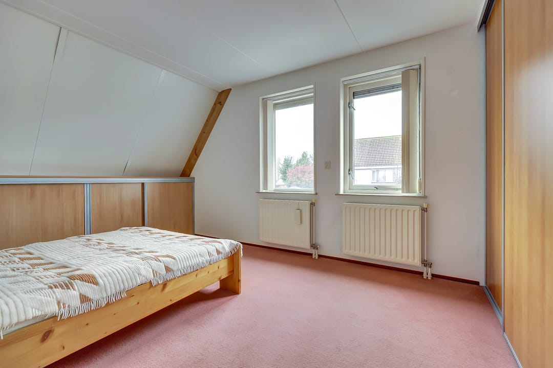 Detached semi-bungalow with ground floor bedroom and sunny garden — 26