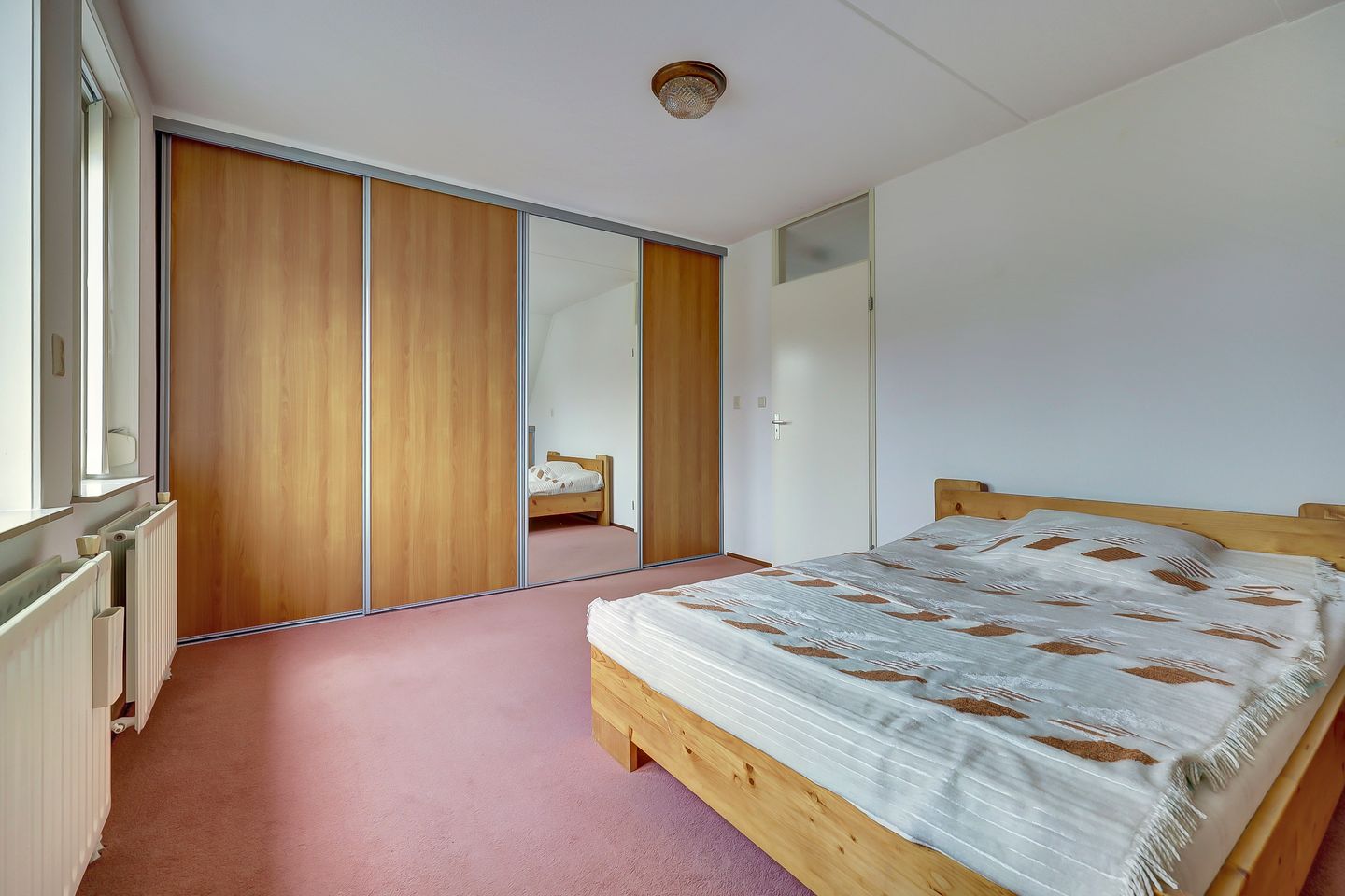 Detached semi-bungalow with ground floor bedroom and sunny garden — 27