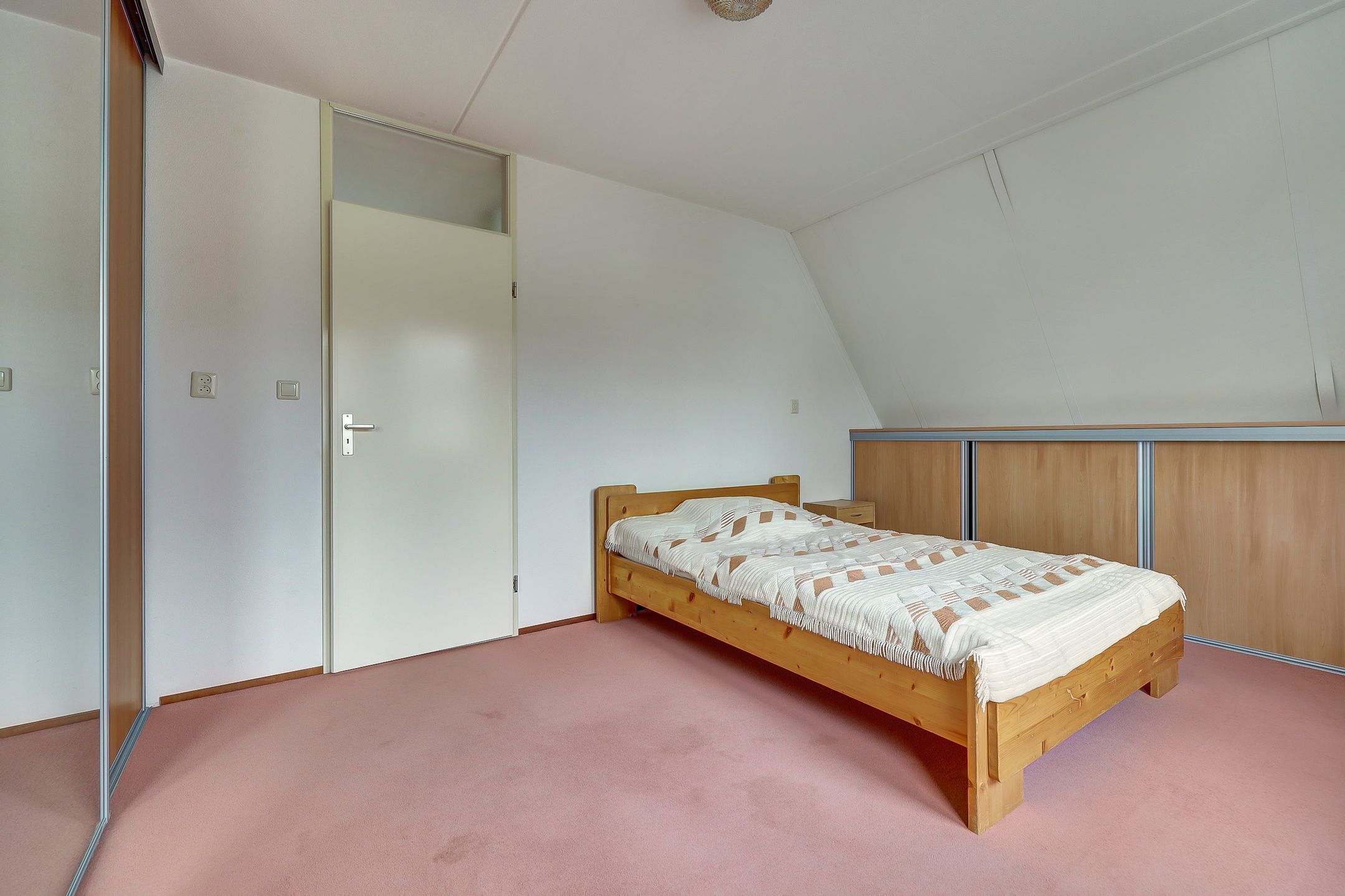 Detached semi-bungalow with ground floor bedroom and sunny garden — 28