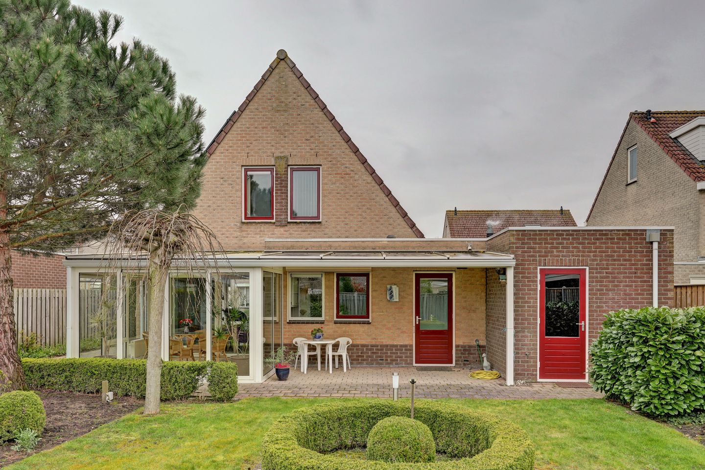 Detached semi-bungalow with ground floor bedroom and sunny garden — 33