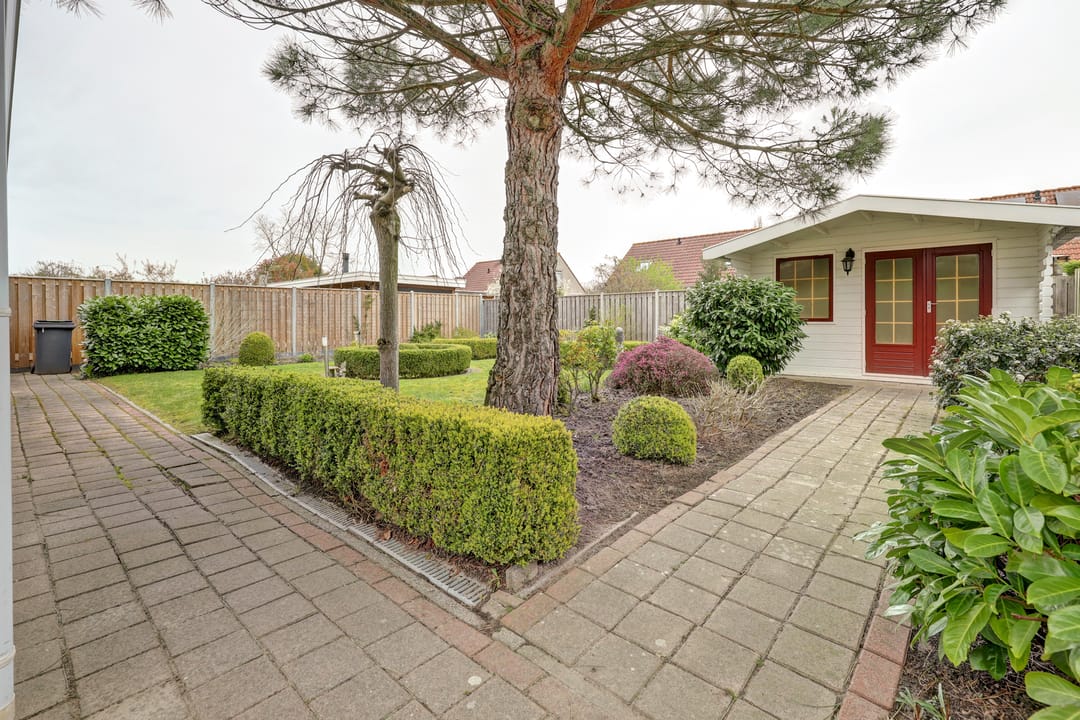 Detached semi-bungalow with ground floor bedroom and sunny garden — 35
