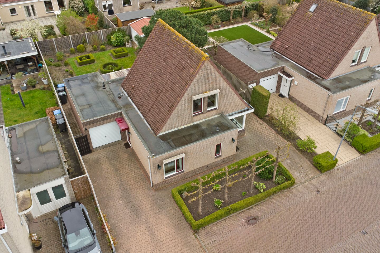 Detached semi-bungalow with ground floor bedroom and sunny garden — 38