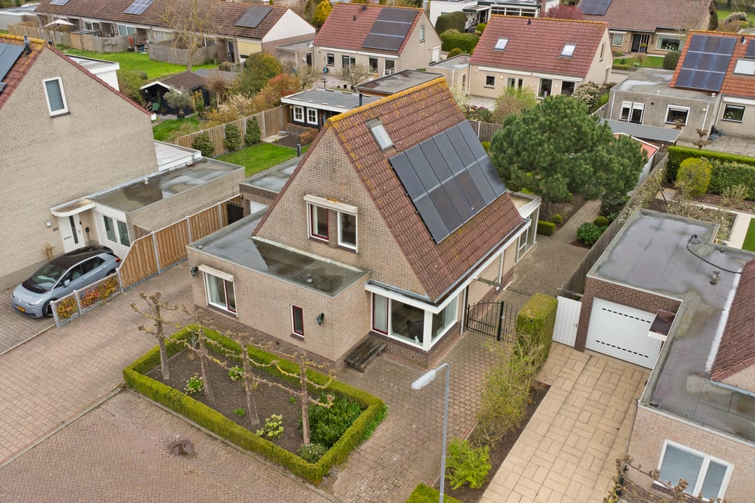 Detached semi-bungalow with ground floor bedroom and sunny garden — 39