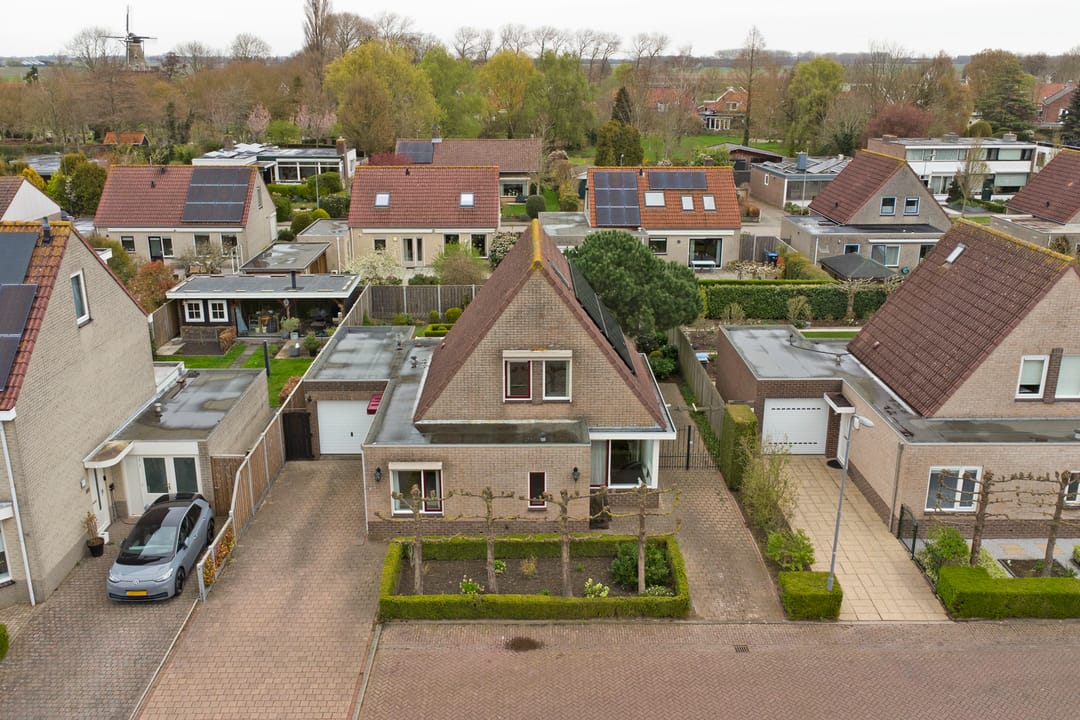 Detached semi-bungalow with ground floor bedroom and sunny garden — 41