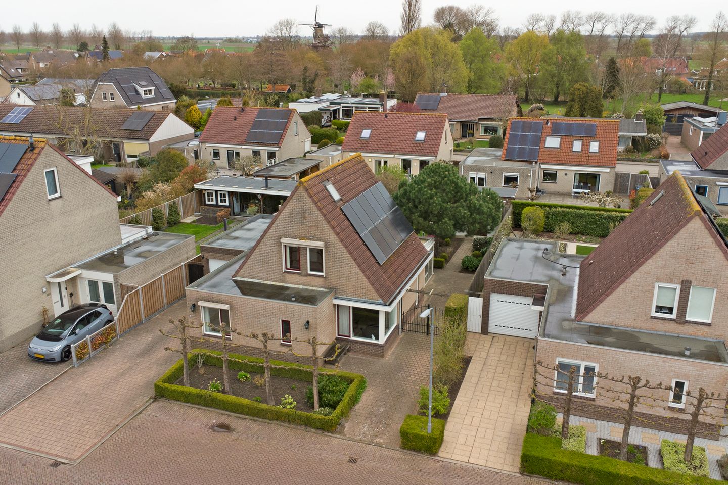 Detached semi-bungalow with ground floor bedroom and sunny garden — 42