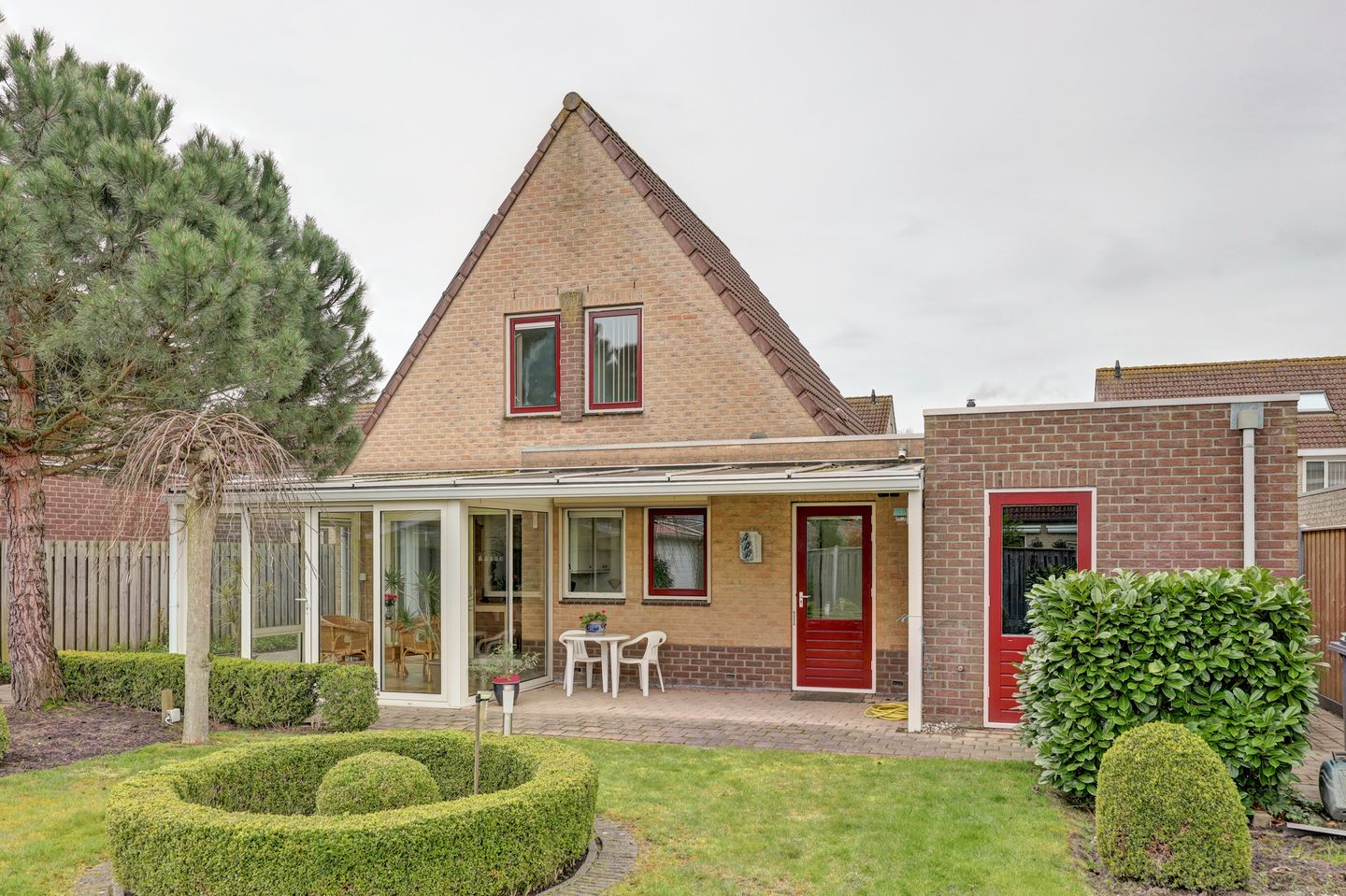 Detached semi-bungalow with ground floor bedroom and sunny garden — 32