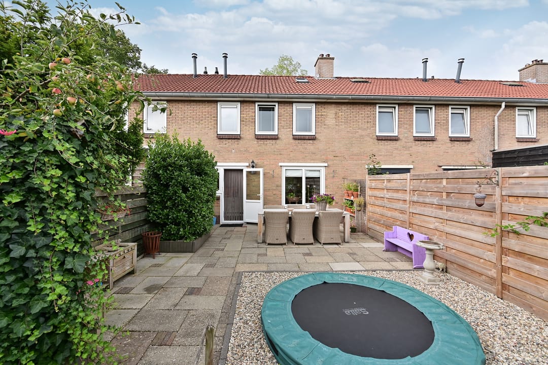 Terraced House with Sunny Garden Near Nature and Schools — 13