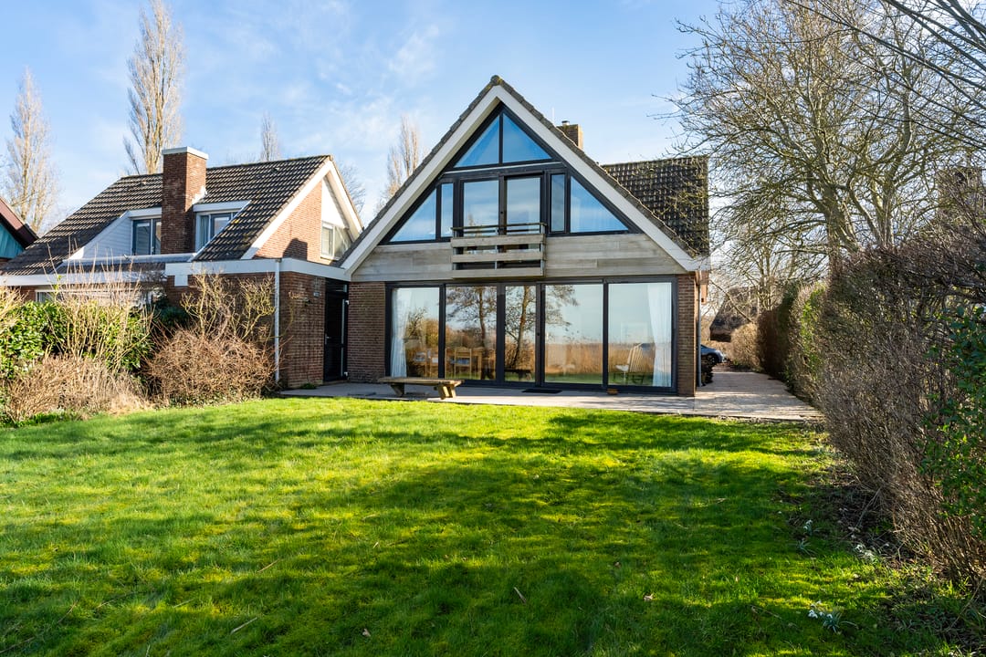 Waterfront Living with Panoramic Lake Views in Friesland — 38