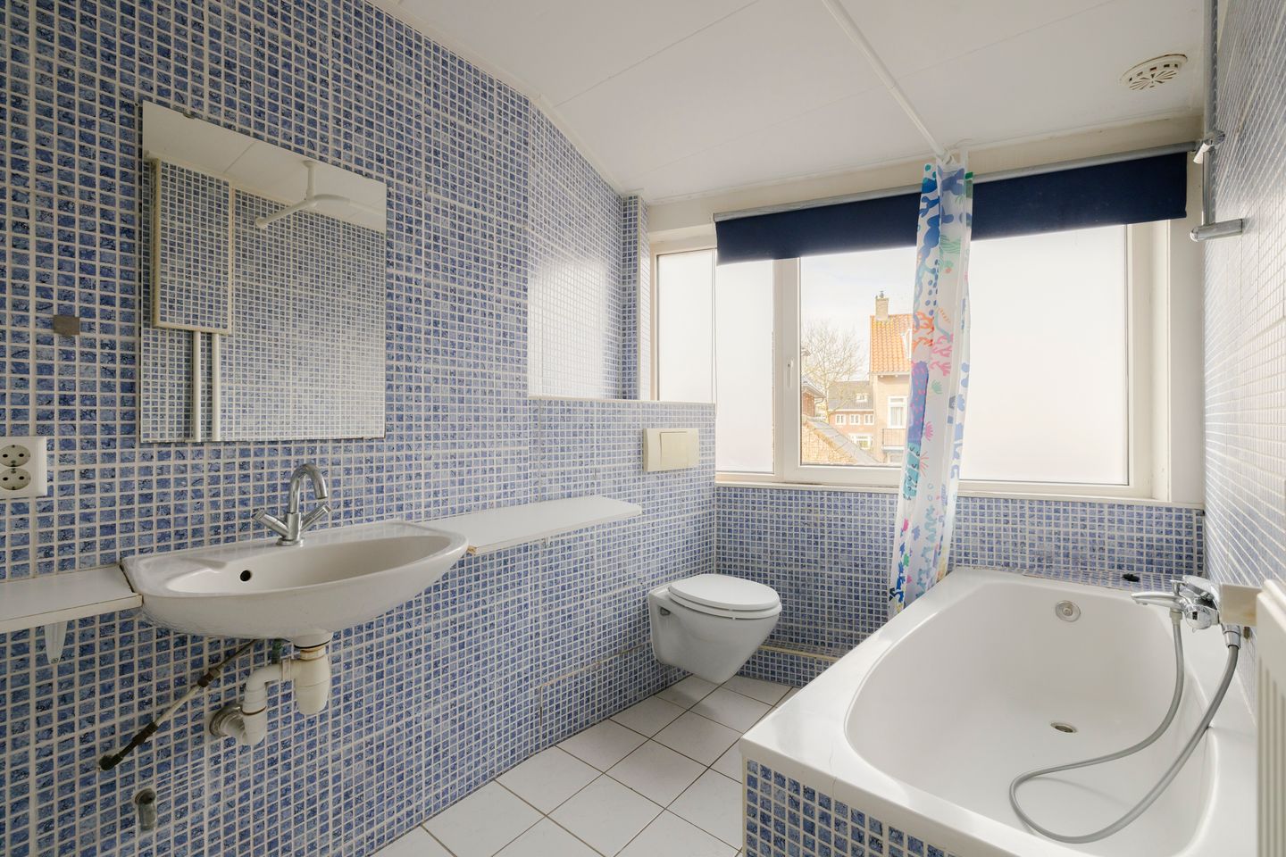 Spacious family home with 6 bedrooms in popular Nachtegaalbuurt — 24