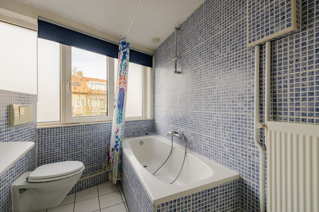 Spacious family home with 6 bedrooms in popular Nachtegaalbuurt — 25