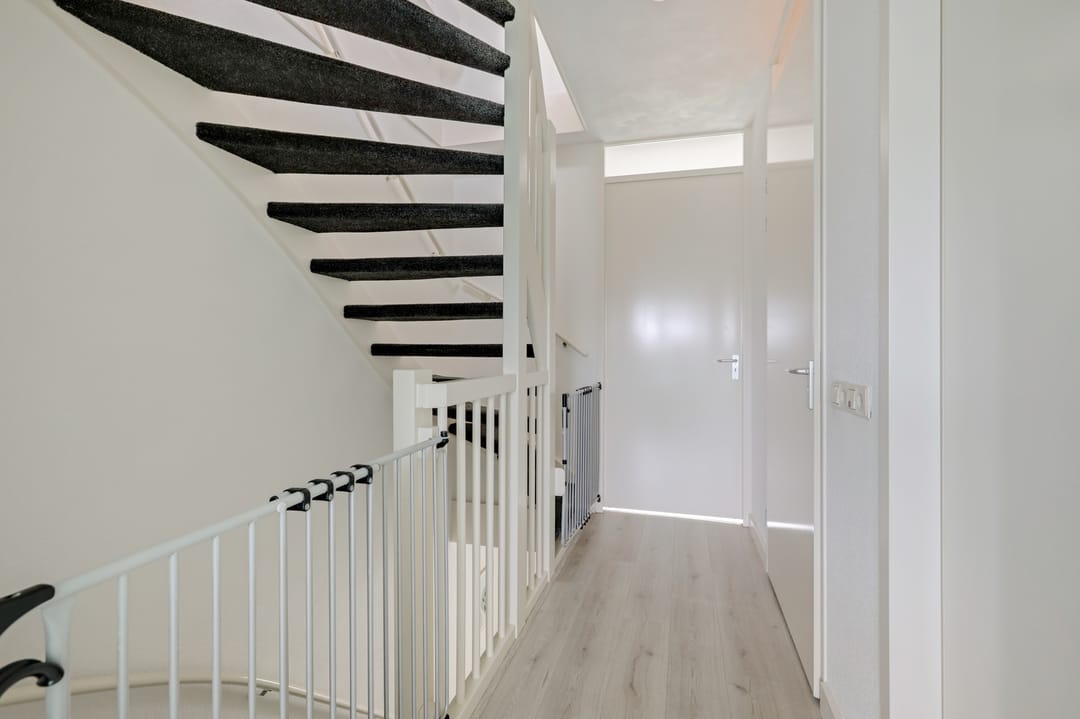 Energy-efficient corner home with enclosed veranda in Loo — 17