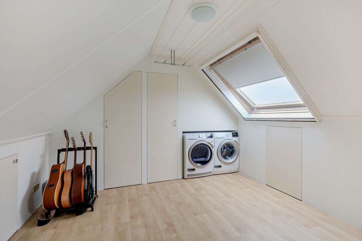 Energy-efficient corner home with enclosed veranda in Loo — 28