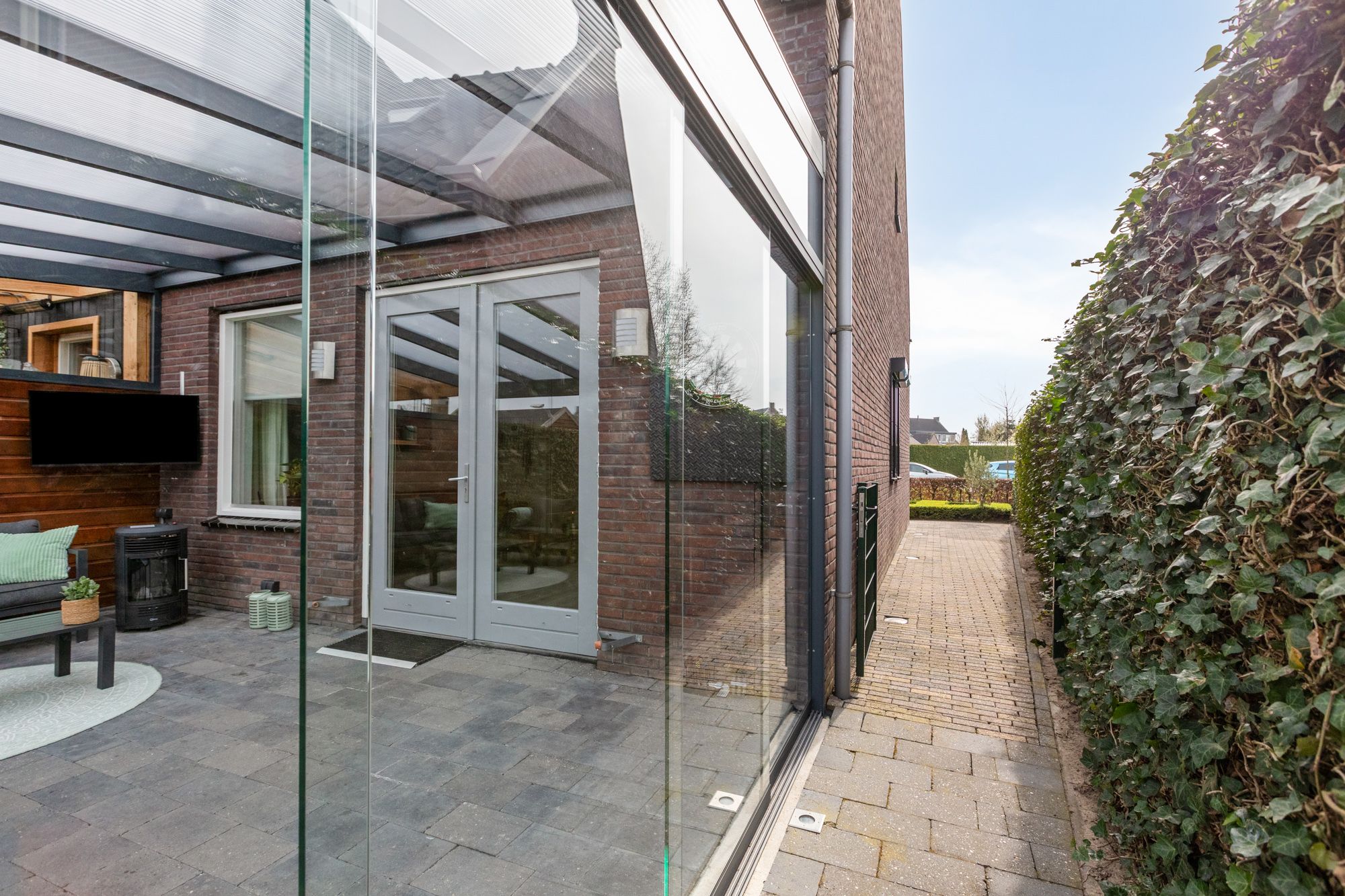 Energy-efficient corner home with enclosed veranda in Loo — 32
