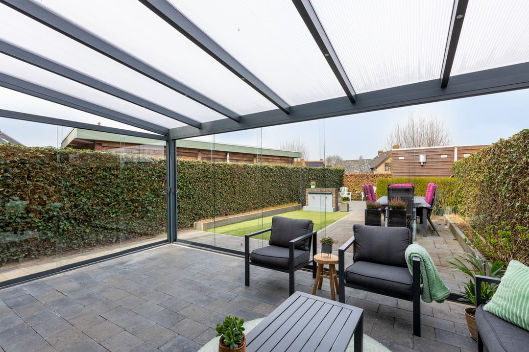 Energy-efficient corner home with enclosed veranda in Loo — 30