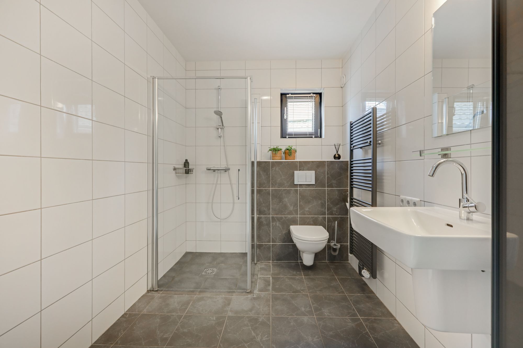 Energy-efficient corner home with enclosed veranda in Loo — 21