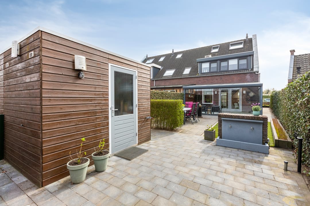 Energy-efficient corner home with enclosed veranda in Loo — 34