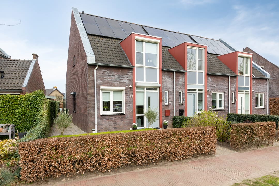 Energy-efficient corner home with enclosed veranda in Loo — 37