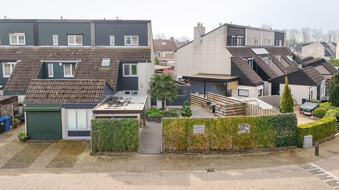 Spacious Corner Home with Surprisingly Large Front Garden — 28