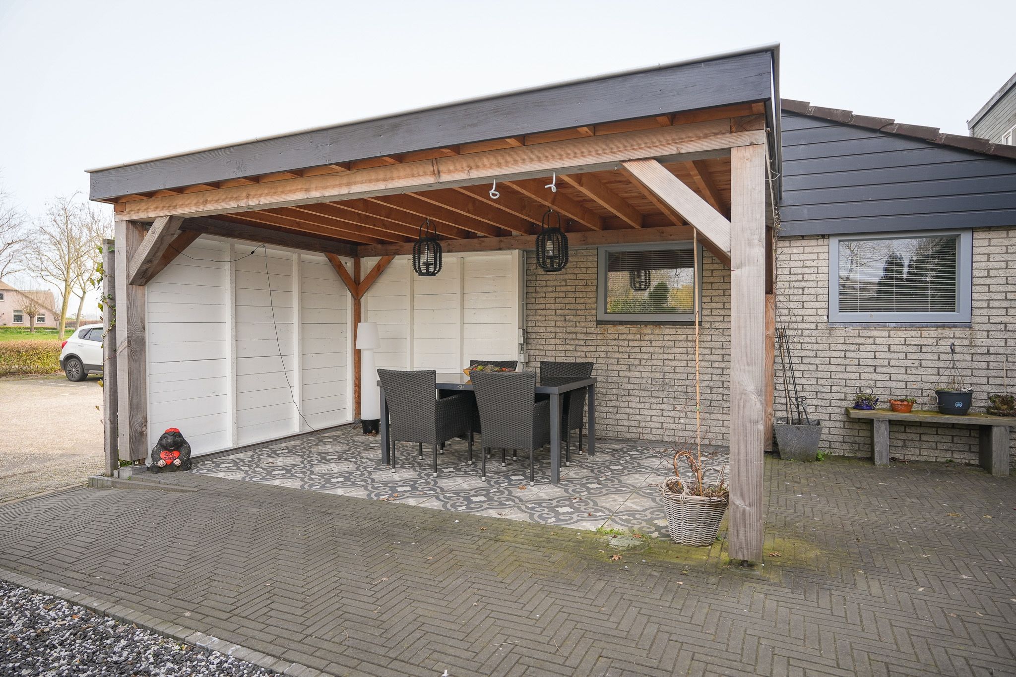 Spacious Corner Home with Surprisingly Large Front Garden — 23
