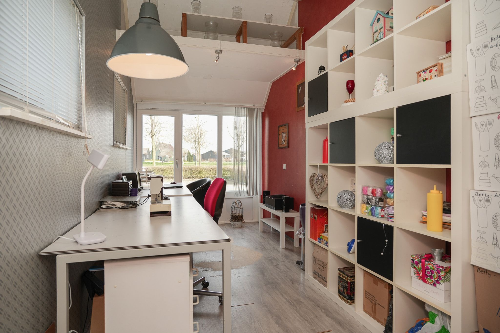 Spacious Corner Home with Surprisingly Large Front Garden — 12