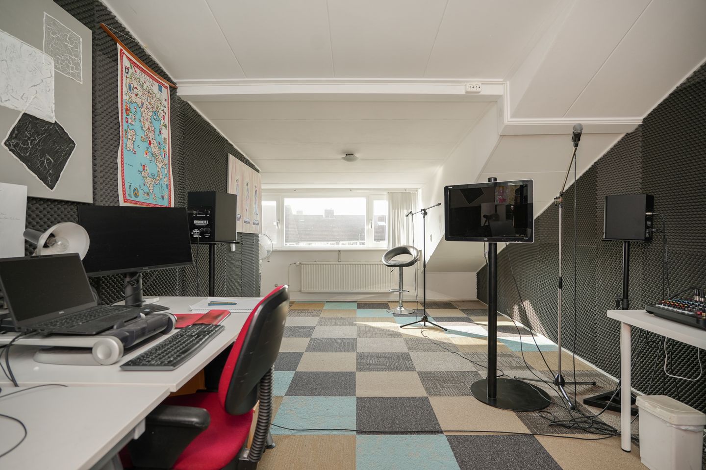 Spacious Corner Home with Surprisingly Large Front Garden — 19