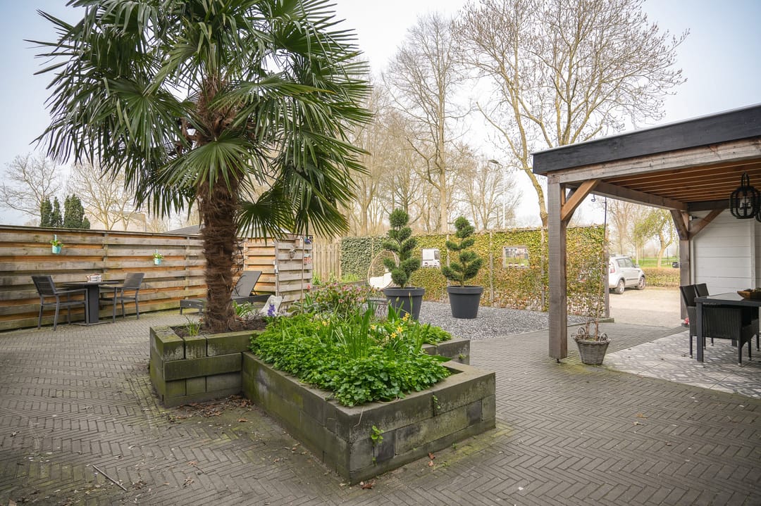 Spacious Corner Home with Surprisingly Large Front Garden — 22
