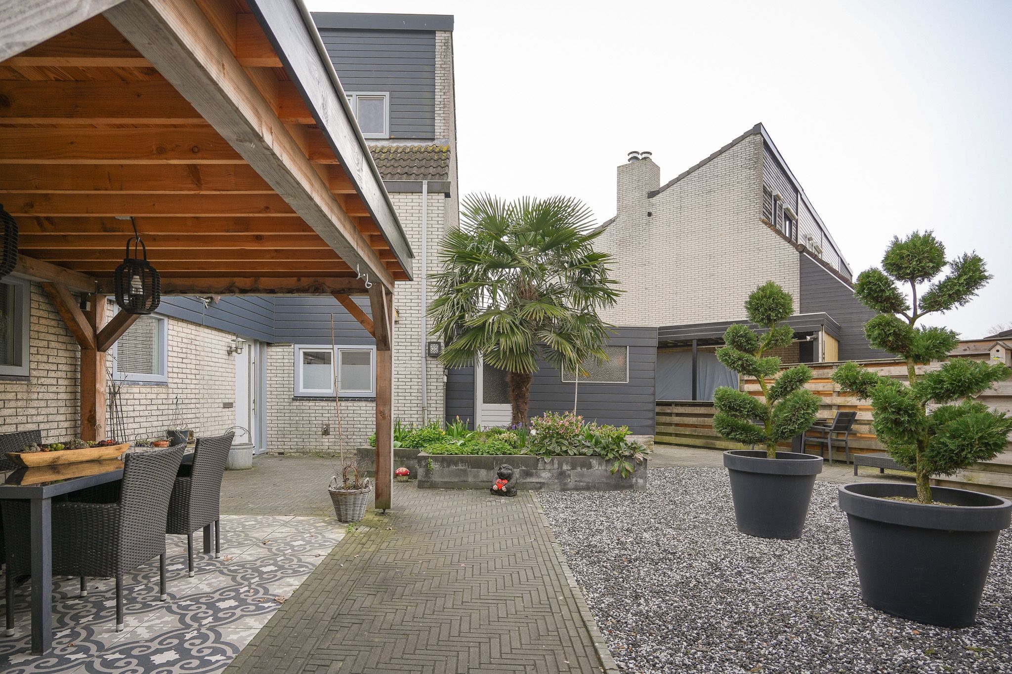 Spacious Corner Home with Surprisingly Large Front Garden — 20