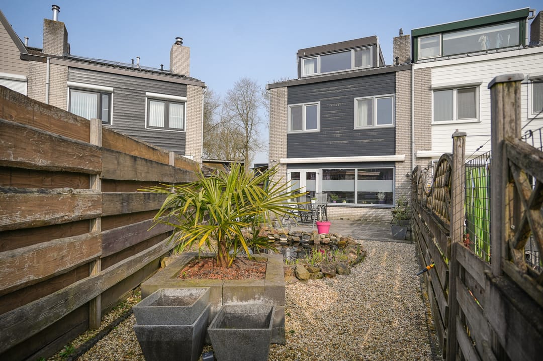 Spacious Corner Home with Surprisingly Large Front Garden — 25